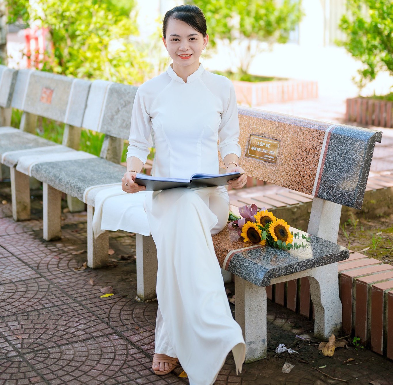 VỀ TÁC GIẢ